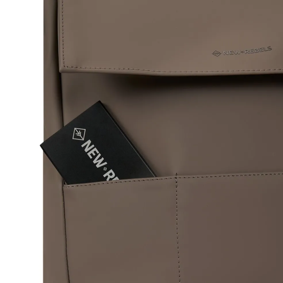 New Rebels Omar Lincoln Taupe 17L Rugtas met Flap Waterafstotend Laptop 15.6"