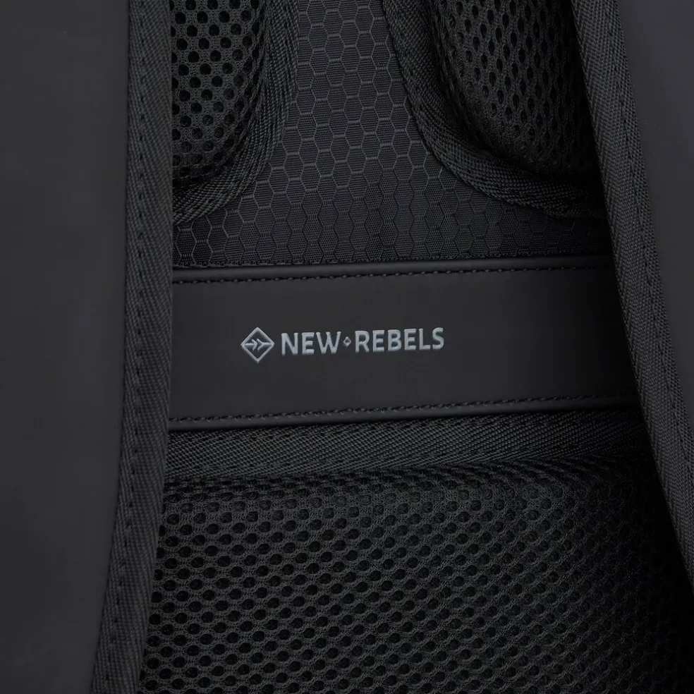 New Rebels Trondheim Windsor Rolltop Rugzak Zwart